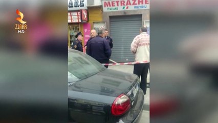 Video herunterladen: KRIM NË QENDËR TË DURRËSIT BURRI VRET GRUAN ME LEVË HEKURI