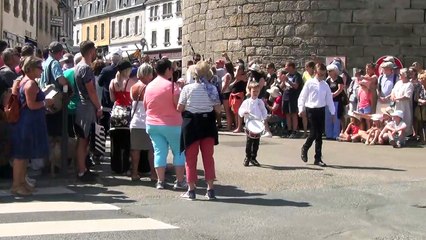 Défilé du bagad ar Vro Vigouden Uhel pendant l'édition 2019 des Brodeuses