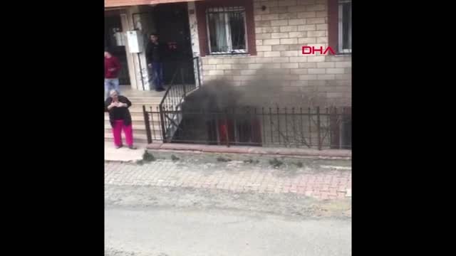 Yangında mahsur kalan 1'i bebek 3 kişiyi itfaiye kurtardı