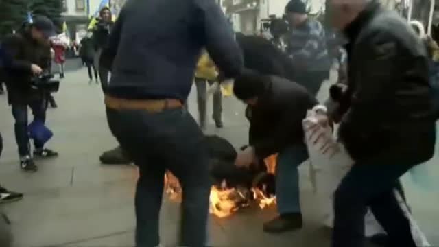 Un hombre se prende fuego frente a la Oficina del presidente de Ucrania