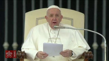 Papa sfidon koronavirusin, përqafon besimtarët pa maskë