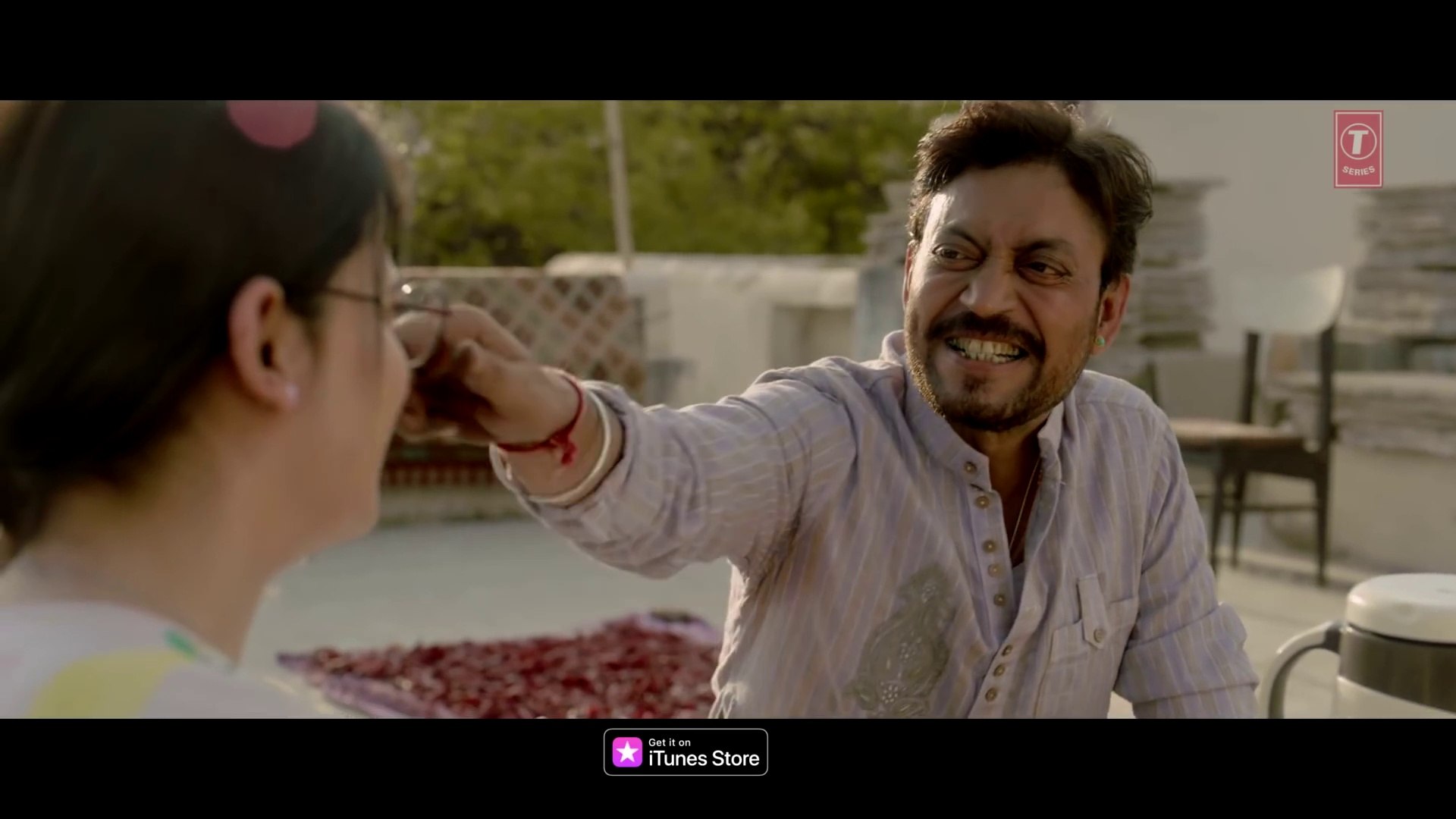 Pirsingli mini bikinili yalangoch qizlarning fotosuratlari