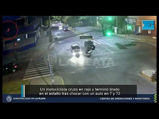 Un motociclista cruzo en rojo y terminó tirado en el asfalto tras chocar con un auto en 7 y 72
