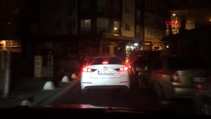 Asker uğurlayan gençler yol kapatıp meşale yaktılar