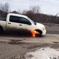 En pleine course-poursuite avec la police il finit sur la jante...