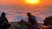 Lever de soleil au sommet d'une montagne en Arabie saoudite : magnifique