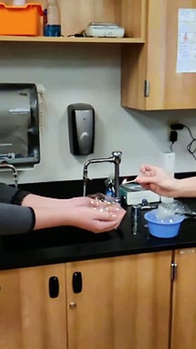 Ses mains prennent feu quelques secondes !