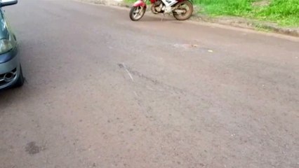 Ônibus é atingido por carro no Bairro Canadá