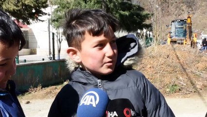 Bahçe duvarı heyelandan zarar gören okulda eğitime ara verildi - GÜMÜŞHANE