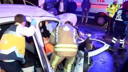 Ataşehir'de otomobil duraktaki otobüse arkadan çarptı 2'si ağır, 3 yaralı