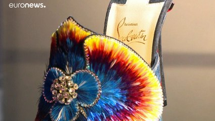 A Paris, les semelles rouges de Christian Louboutin s'exposent