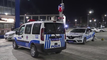 Download Video: İstanbul'da bir polis, belinden silahını alan kişi tarafından ayağından vuruldu