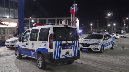İstanbul'da bir polis, belinden silahını alan kişi tarafından ayağından vuruldu