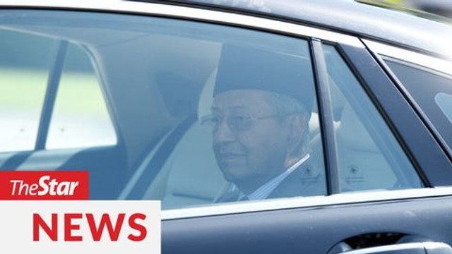 Dr M arrives at Istana Negara