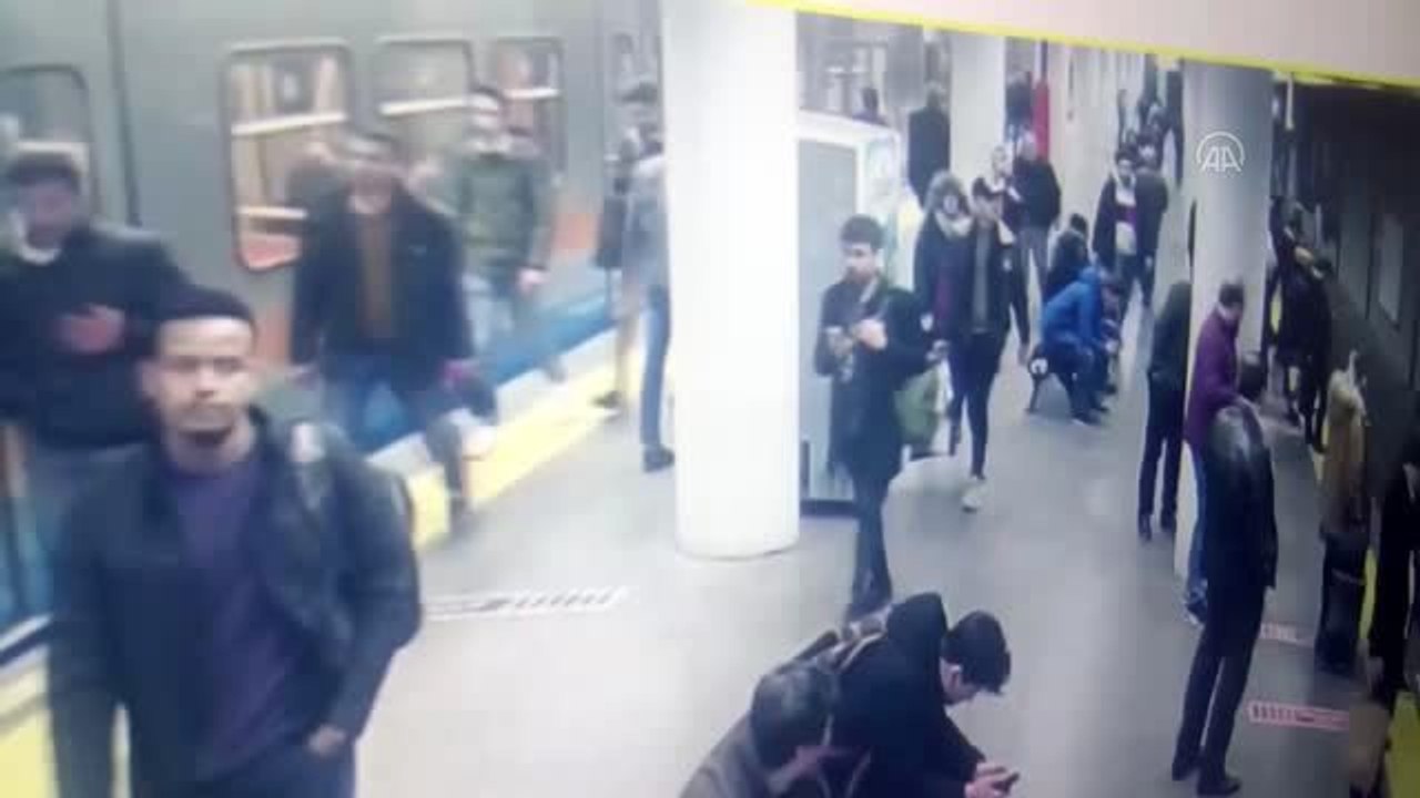 İstanbul'da bir polis, belinden silahını alan kişi tarafından ayağından vuruldu (2)