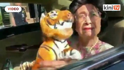 "Baik berkawan dengan dia" - Tun Hasmah