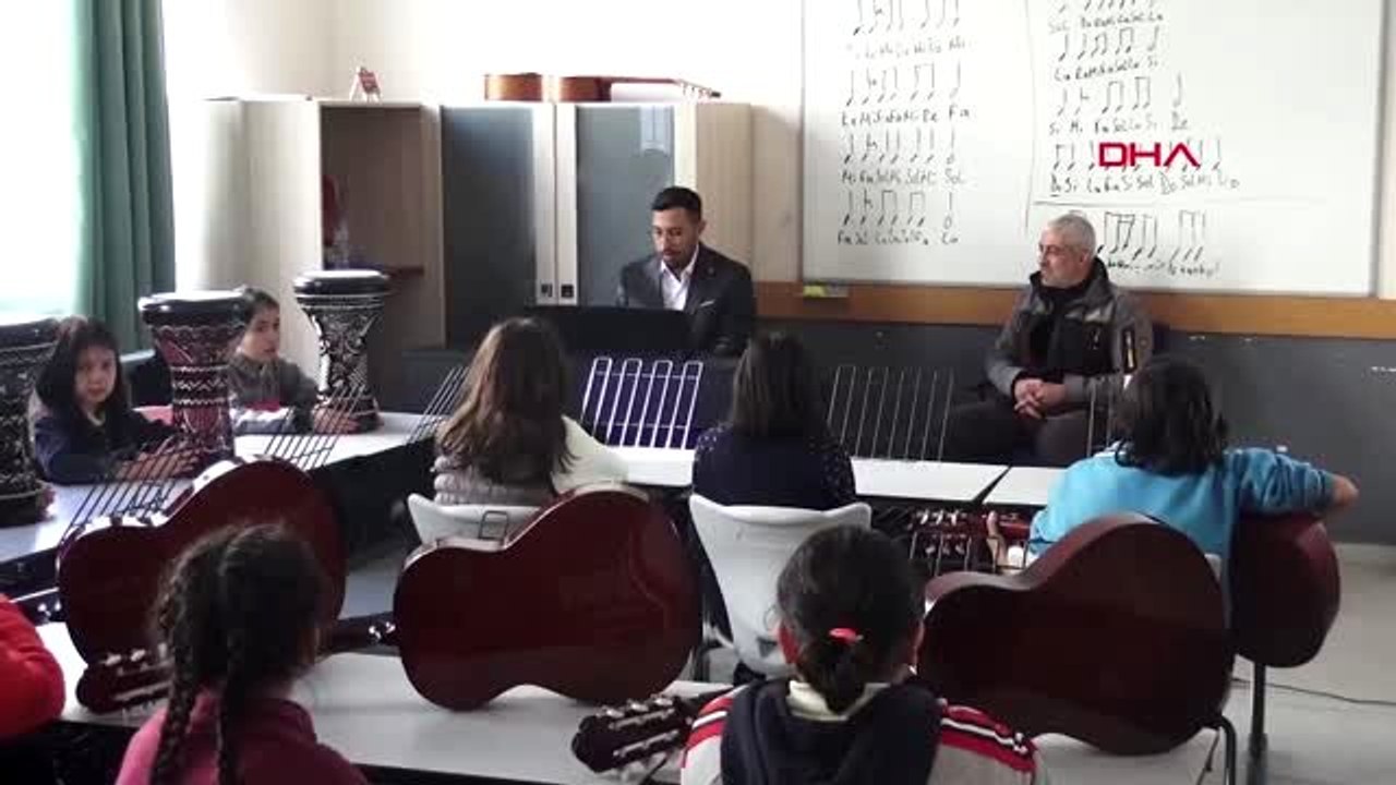 Karaman köy okuluna yapılan müzik sınıfında enstrümanlı ders