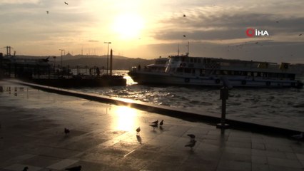 İstanbul'da etkili olan fırtına nedeniyle vapurlar güçlükle ilerledi