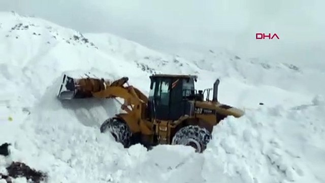 Üs bölgesinin yolunu açmak için metrelerce karla mücadele