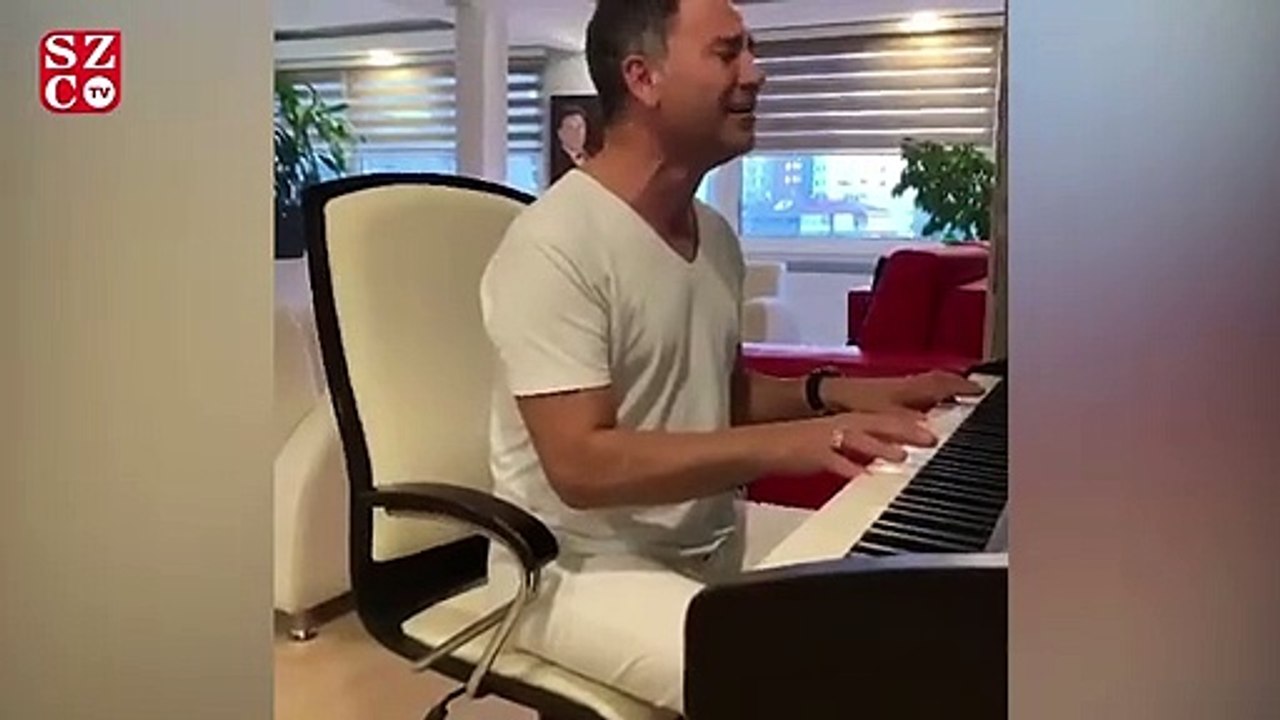 İzzet Yıldızhan, piyano çalarken türkü söylediği anları Instagram hesabından takipçileri ile paylaştı