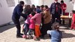 Kadın Jandarma personeli depremzede çocukların yüzlerini güldürüyor