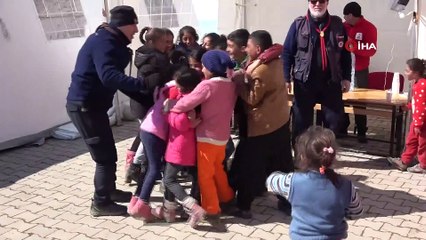 Descargar video: Kadın Jandarma personeli depremzede çocukların yüzlerini güldürüyor