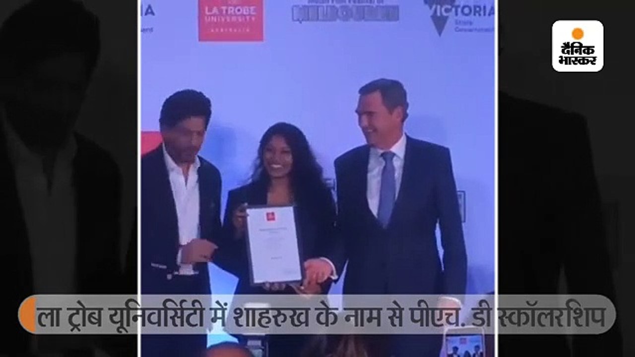पीएच. डी स्टूडेंट को कोट पहनाते दिखे शाहरुख