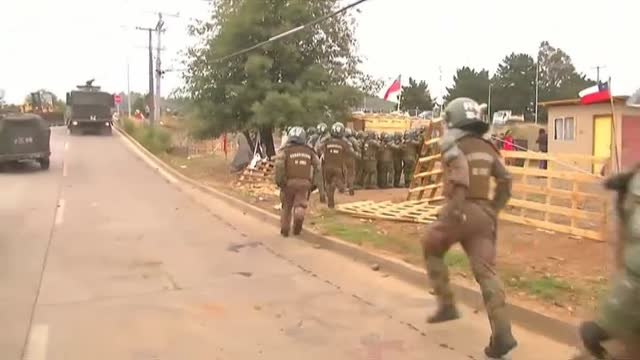 Violentos enfrentamientos durante el desalojo de 50 familias en Chile