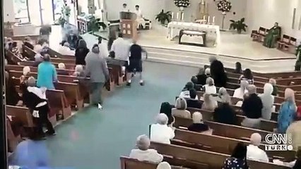 Vaaz veren papazı bir anda yere serdi!