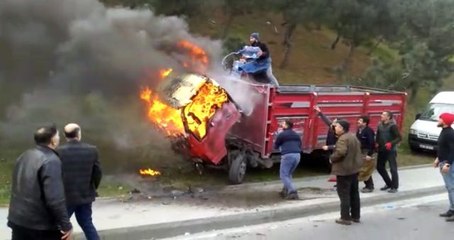 Yanan kamyonetlerini damacanayla suyla söndürmeye çalıştılar