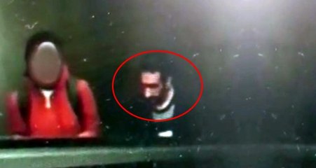 Metro istasyonu çıkışında kendini tatmin eden sapık kamerada!