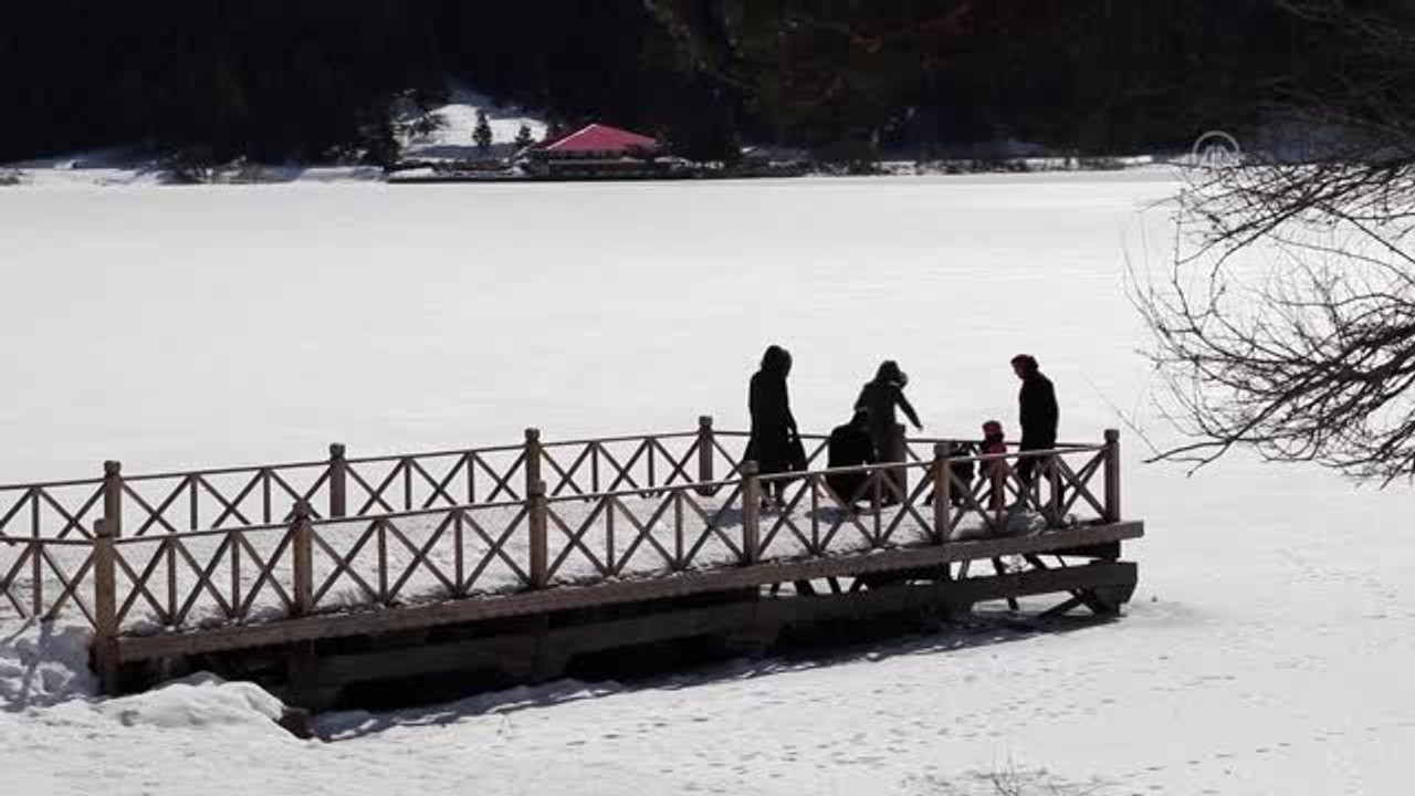 Gölcük ve Abant'taki kar manzarası büyülüyor