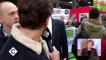 Abattoir Sobeval : agacé par des questions, Didier Guillaume arrache un micro des mains d'un journaliste