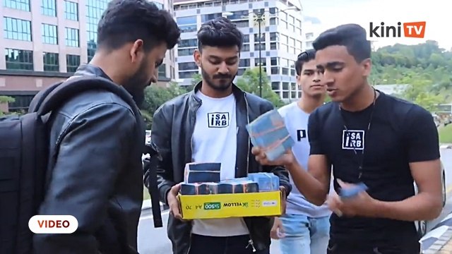 Youtuber cuba bagi 10k luar Istana ditegur pihak berkuasa