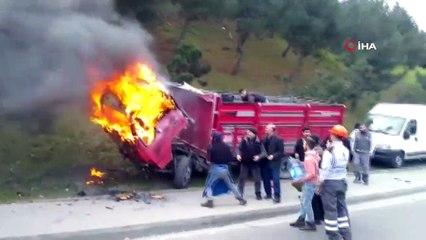 Pazarcılar, yanan kamyonetlerini damacanayla su dökerek söndürmeye çalıştı