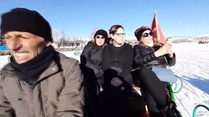 Donan Çıldır Gölü üzerinde turistlerin atlı kızak keyfi