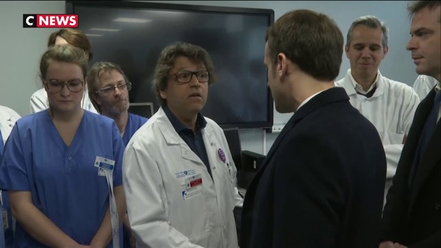 Emmanuel Macron interpellé par un médecin lors de sa visite à la Pitié-Salpêtrière 