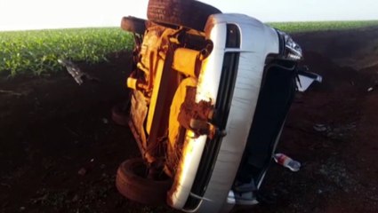 Carro capota e tem princípio de incêndio na Estrada Rio da Paz; vítima ficou encarcerada