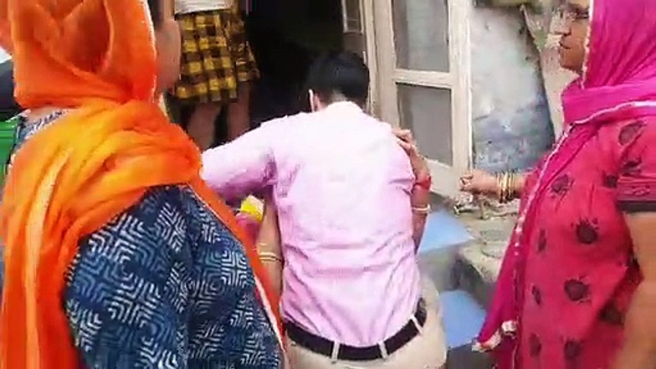 आगराः बच्चें तीली जलाकर खेल रहें थे, पर्दे में आग लगने से घर में लगी आग