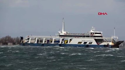 Fırtına nedeniyle gelibolu feribotu karaya oturdu