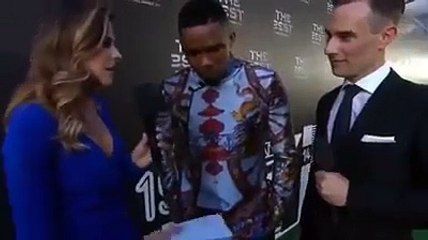 Journaliste : "Entre Messi, Van Dijk et Ronaldo, quel est votre favori ce soir pour le trophée FIFA de meilleur joueur ?"Samuel Eto'o : "Sadio Mané et Mohamed Salah... mais ils ne sont pas là..."