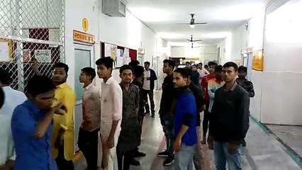 इटावा: बाइक फिसलने से तीन युवक घायल