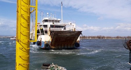 Son dakika: İçinde çok sayıda yolcu bulunan feribot Çanakkale'de lodos sebebiyle karaya oturdu