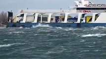 Çanakkale'de fırtınanın sürüklediği feribot, karaya oturdu