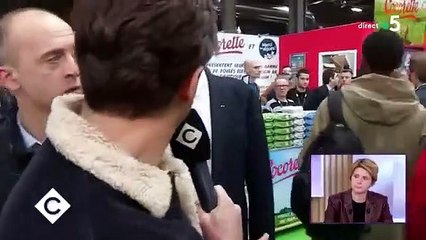 Abattoir Sobeval : Agacé par des questions, Didier Guillaume arrache un micro des mains d'un journaliste