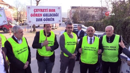 Belediye başkanı elinde süpürge ile sokakları süpürdü