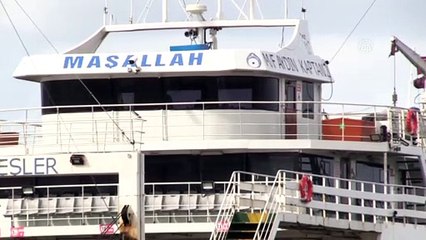 Çanakkale'de feribot fırtına nedeniyle karaya oturdu