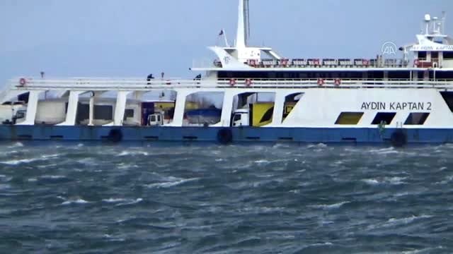 Çardak-Gelibolu seferini yapan feribot, denizde oluşan kum adasına oturdu (4)