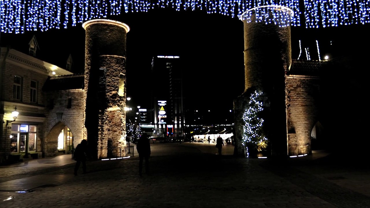 32 | Laurent Guidali - Tallinn by Night - Monument/City