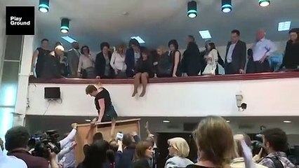 El Parlamento macedonio, convertido en un campo de batalla